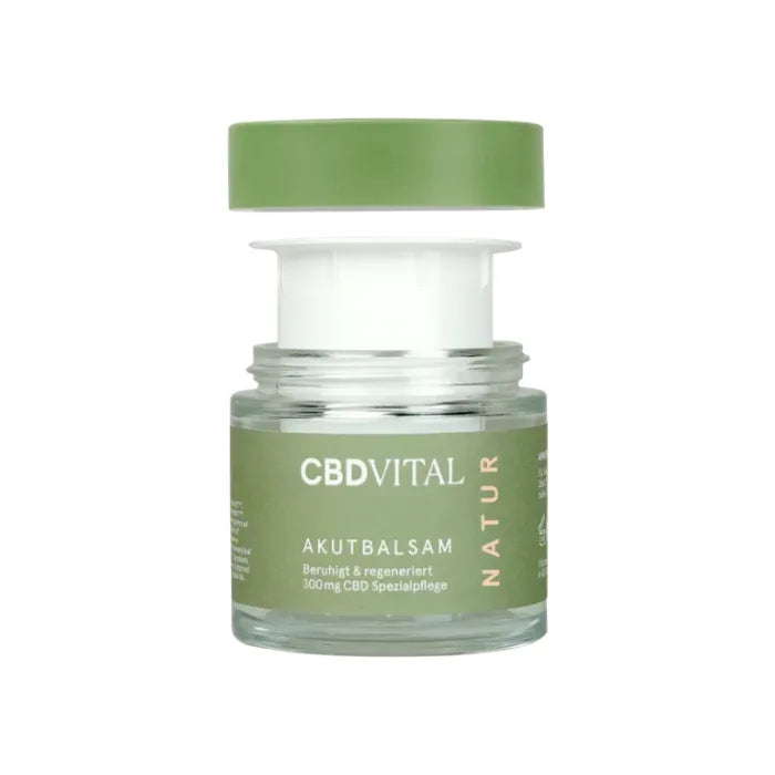CBD Vital Akutbalsam, geöffneter Glastiegel mit abgenommenem grünem Deckel und weißem Refill-Einsatz