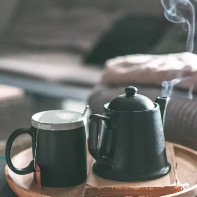 CBD Vital Hanftee mit Teekanne inszeniert