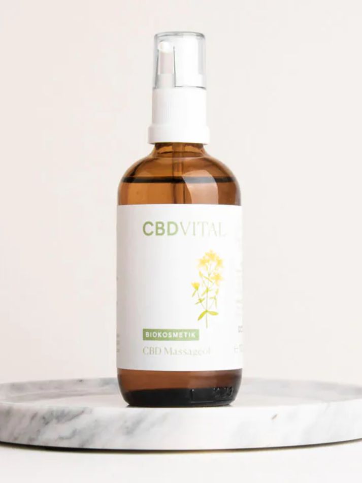 CBDVITAL Bio-Massageöl in einer Sprühflasche auf Marmorunterlage