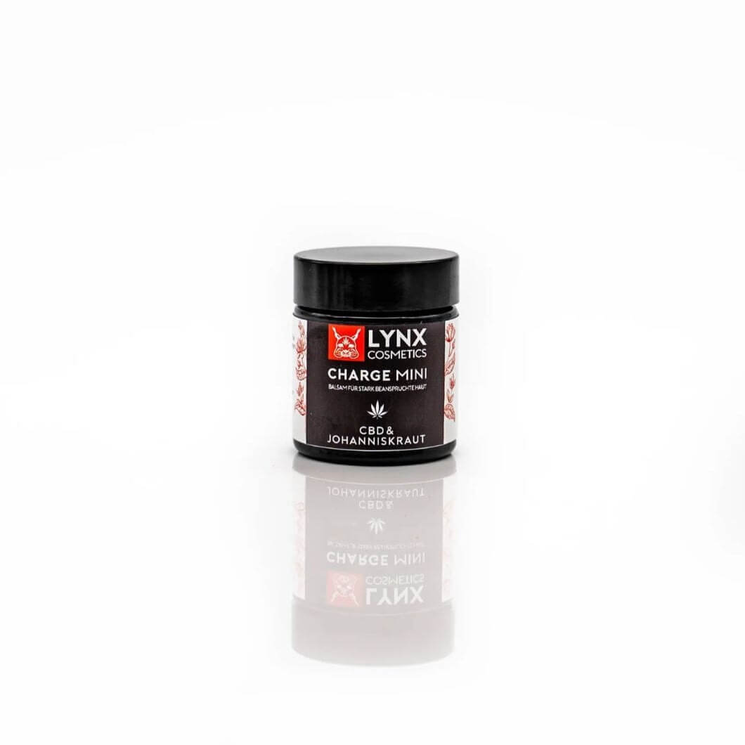 CHARGE MINI CBD & Johanniskraut Creme von LYNX Cosmetics, kleines Format ideal für unterwegs, zur Beruhigung und Entspannung der Haut, präsentiert auf einem weißen Hintergrund mit Spiegelung
