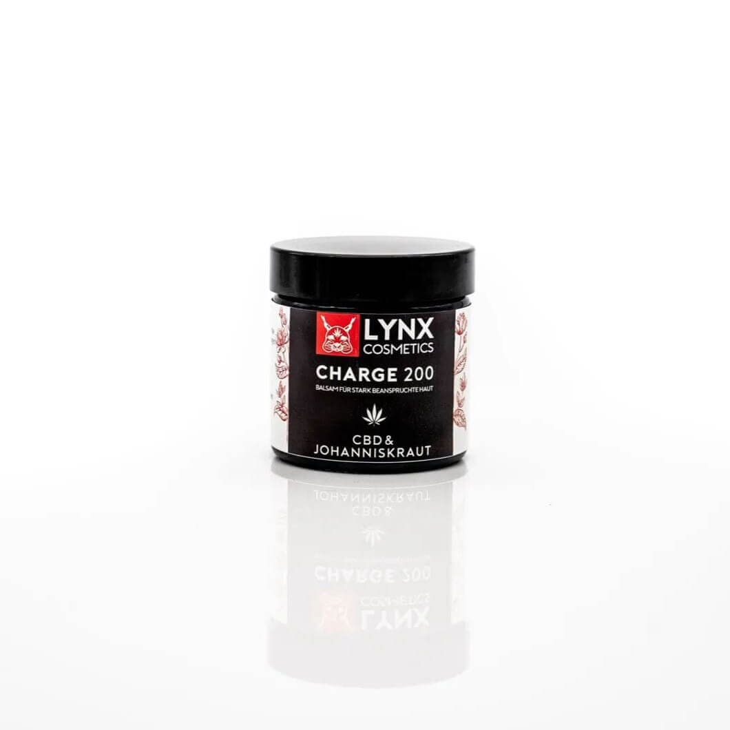 CHARGE 200 CBD & Johanniskraut Creme von LYNX Cosmetics, Balsam für Stressabbau und Hautberuhigung, präsentiert auf einem weißen Hintergrund mit Spiegelung