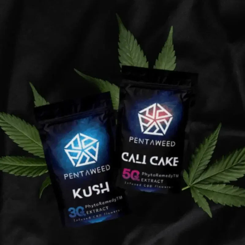 Pentaweed Kush und Cali Cake CBD Blüten – veredelt mit 30 % und 50 % PhytoRemedy™ Extract, zwei aromatische Hanfsorten in schwarzer Verpackung auf Hanfblatt-Hintergrund.