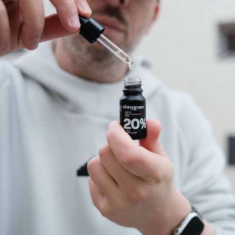 Schinygram CBD Öl geöffnet inszeniert