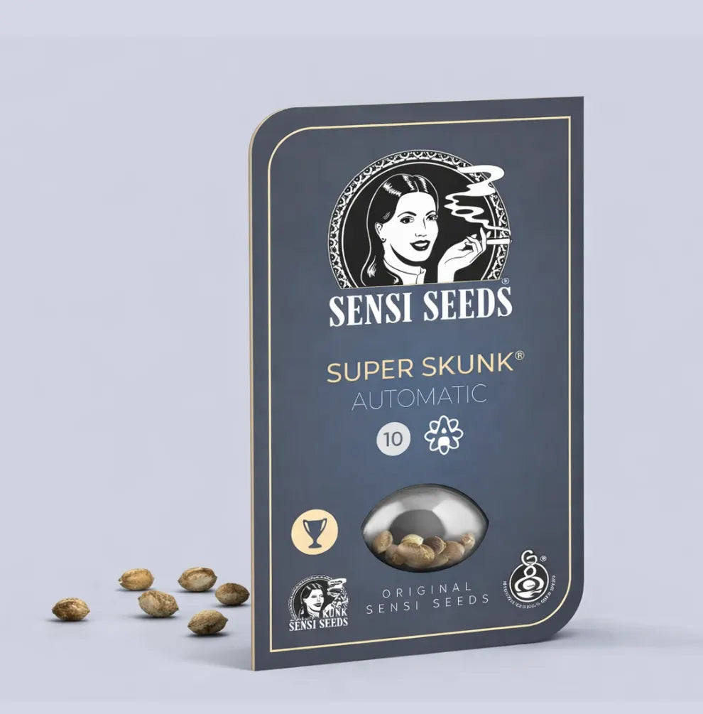 Super Skunk Automatic Hanfsamen von Sensi Seeds Produktpackung front auf grauem Hintergrund