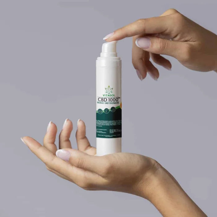 Vitadol CBD Gel mit 1000 mg CBD, 100-ml-Pumpspender in einer Hand, mit dem Finger der anderen Hand wird die Pumpe gedrückt